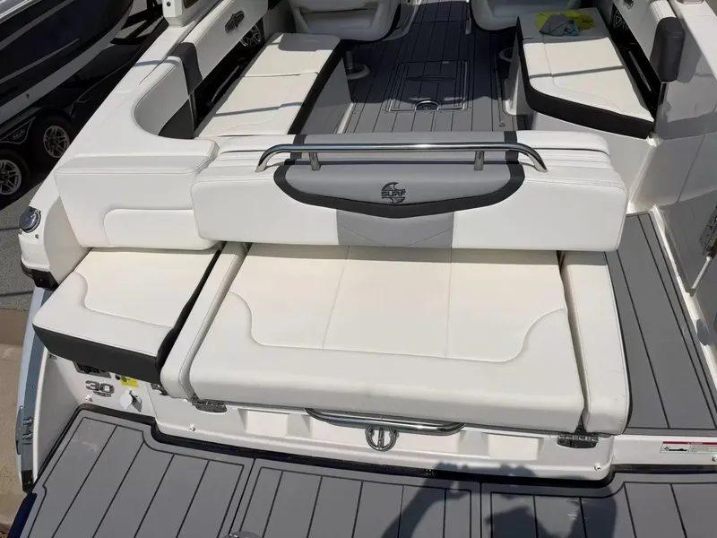 Slide: The Image of Chaparral 30 Surf 2025 - 18