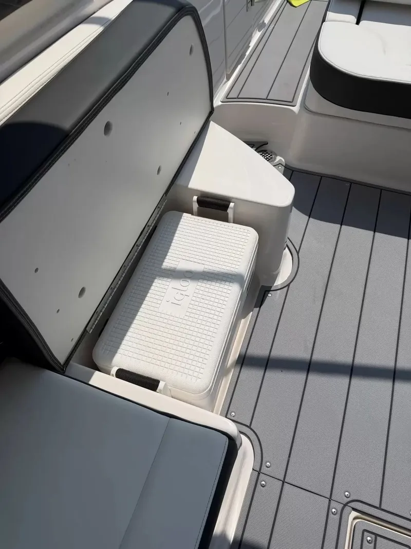 Slide: The Image of Chaparral 30 Surf 2025 - 14