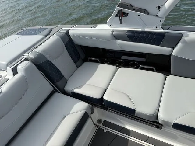 Slide: The Image of Malibu M220 2023 - 11