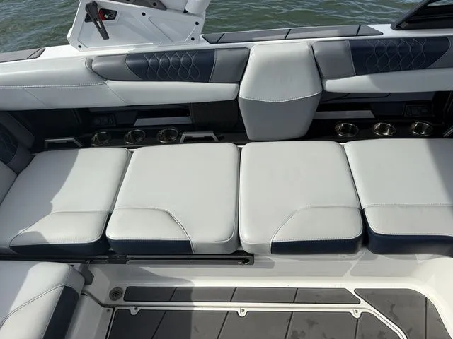 Slide: The Image of Malibu M220 2023 - 12