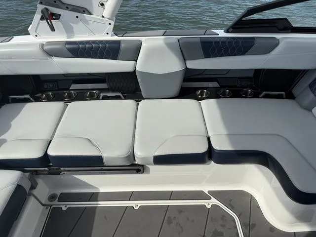 Slide: The Image of Malibu M220 2023 - 53