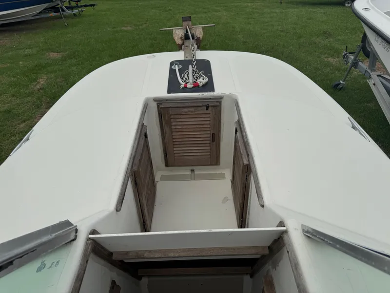 Slide: The Image of 1978 Boston Whaler 21 Outrage boat with open hatch and anchor chain on deck. - 19