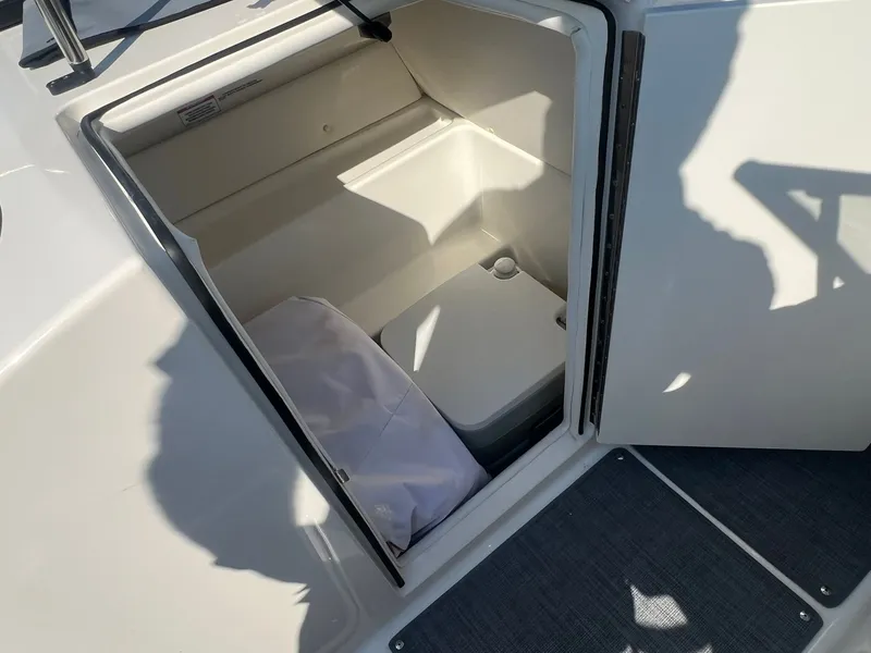 Slide: The Image of 2022 Bayliner VR6 10 - 10