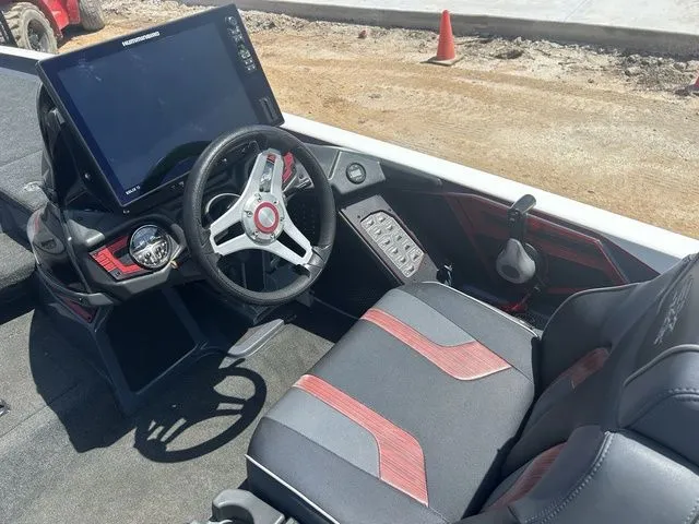 Slide: The Image of Skeeter FX21 Apex 2019 - 10