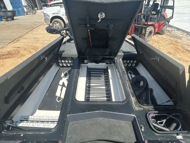 Slide: The Image of Skeeter FX21 Apex 2019 - 12