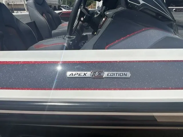 Slide: The Image of Skeeter FX21 Apex 2019 - 6