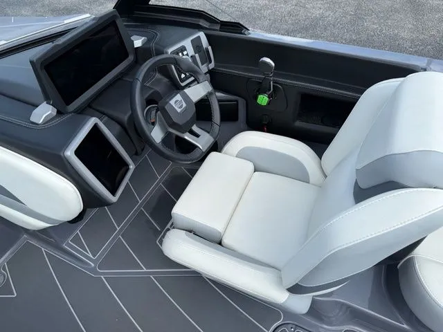 Slide: The Image of Malibu Wakesetter 20 VTX 2023 - 11