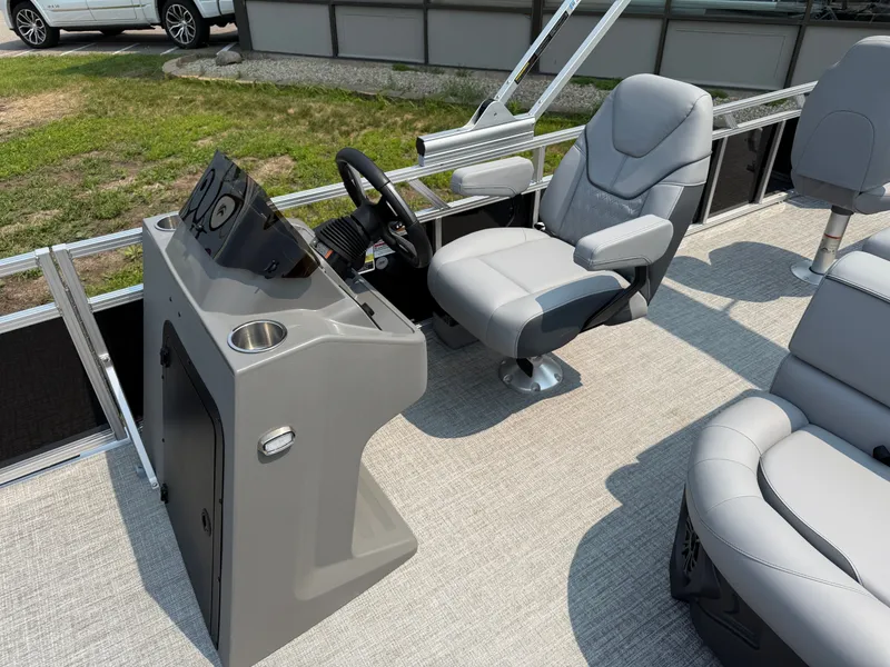 Slide: The Image of Tahoe Sport Rear Fish 2385 & 4-Stroke $33995 2026 - 10