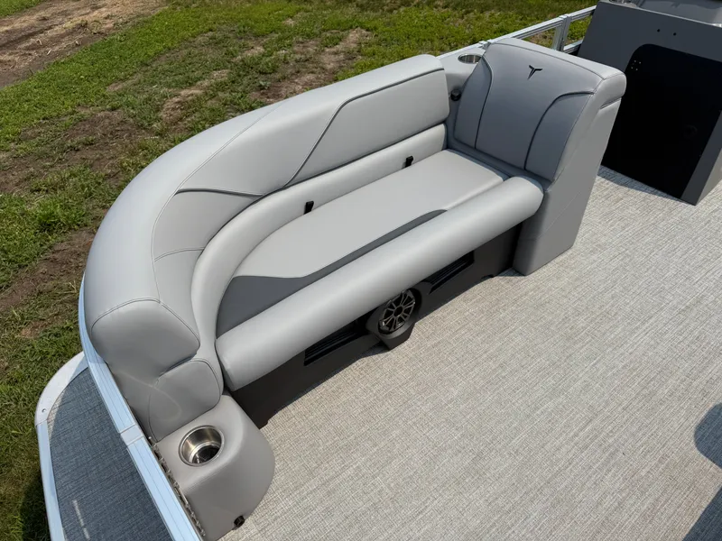 Slide: The Image of Tahoe Sport Rear Fish 2385 & 4-Stroke $33995 2026 - 7