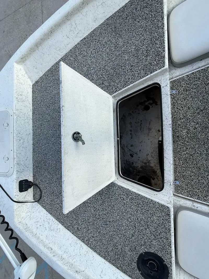 Slide: The Image of Mako 241 Center Console 2008 - 10