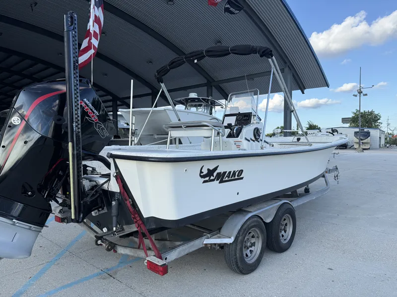 Slide: The Image of Mako 241 Center Console 2008 - 14
