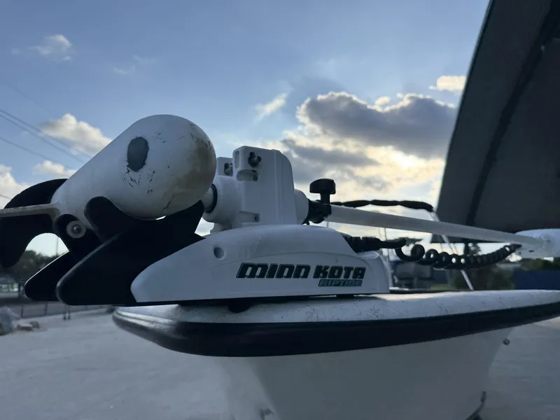 Slide: The Image of Mako 241 Center Console 2008 - 16