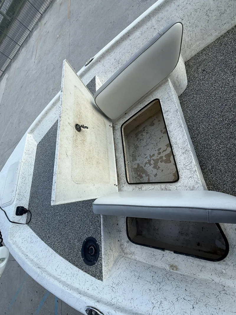 Slide: The Image of Mako 241 Center Console 2008 - 22