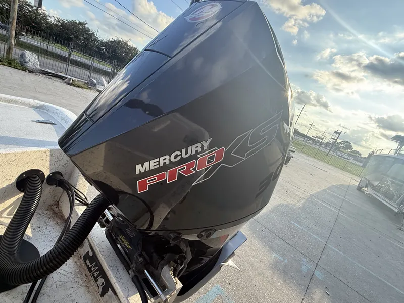 Slide: The Image of Mako 241 Center Console 2008 - 24