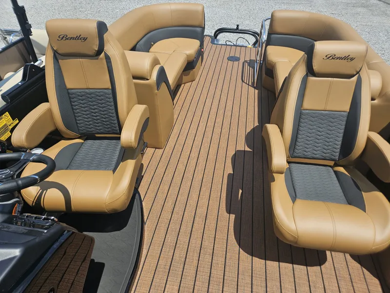 Slide: The Image of Bentley Pontoons Elite 253 Admiral 2026 - 14