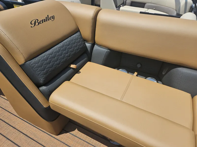 Slide: The Image of Bentley Pontoons Elite 253 Admiral 2026 - 19