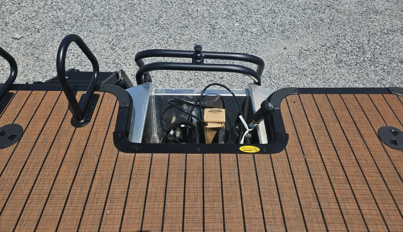 Slide: The Image of Bentley Pontoons Elite 253 Admiral 2026 - 20