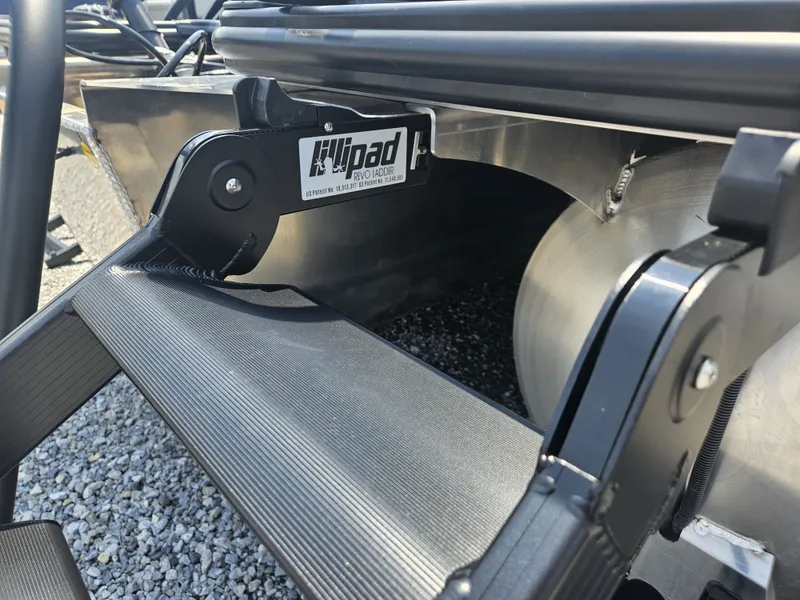 Slide: The Image of Bentley Pontoons Elite 253 Admiral 2026 - 22