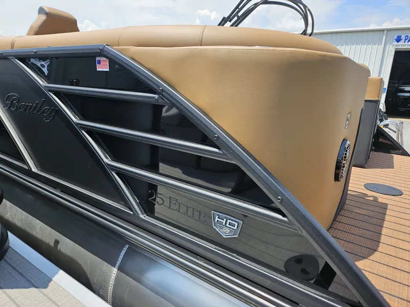 Slide: The Image of Bentley Pontoons Elite 253 Admiral 2026 - 23