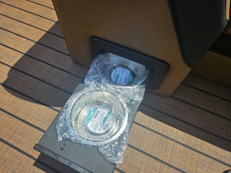 Slide: The Image of Bentley Pontoons Elite 253 Admiral 2026 - 3