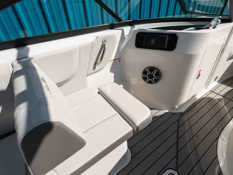 Slide: The Image of Sea Ray SDX 230 2026 - 10