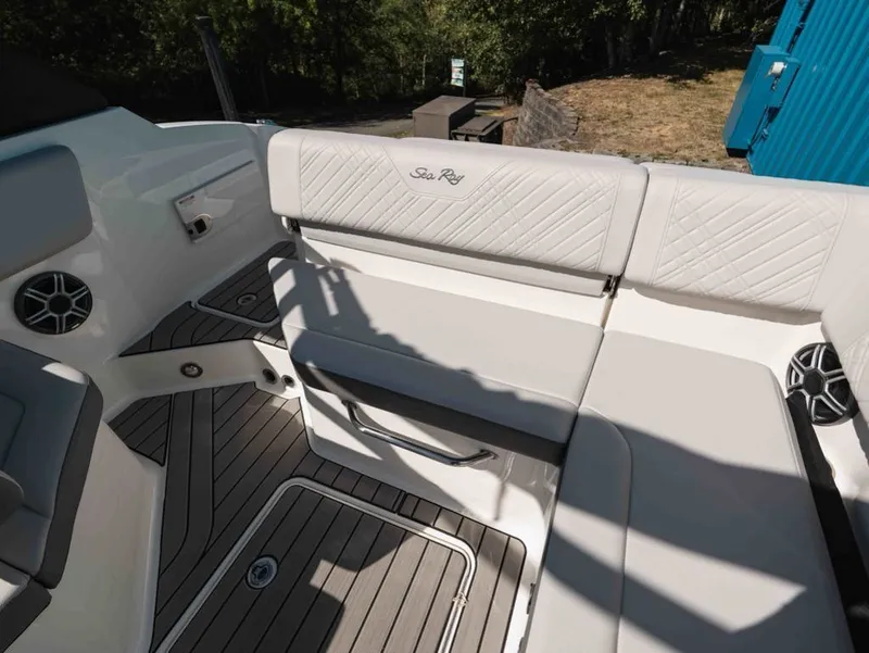 Slide: The Image of Sea Ray SDX 230 2026 - 15