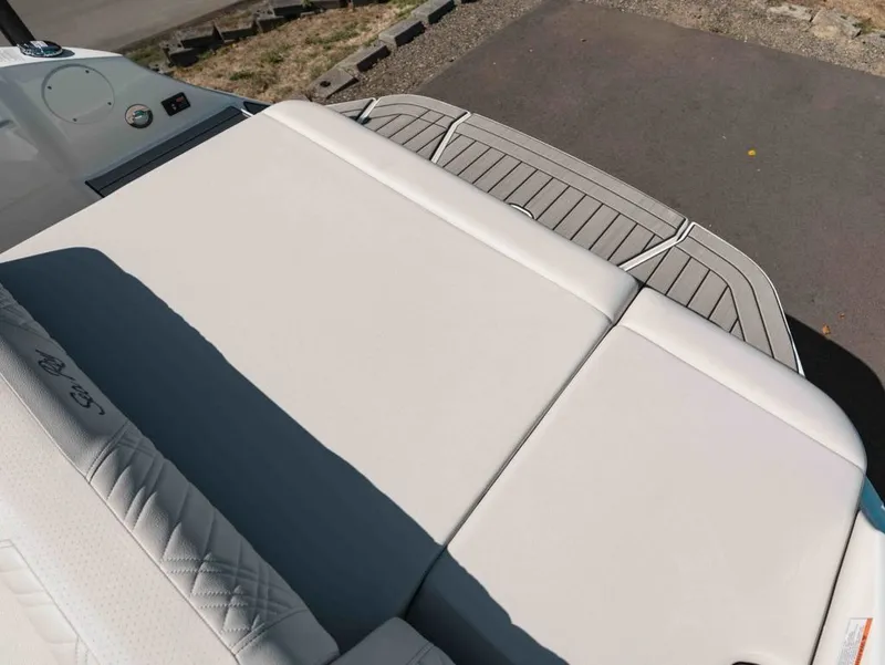 Slide: The Image of Sea Ray SDX 230 2026 - 16