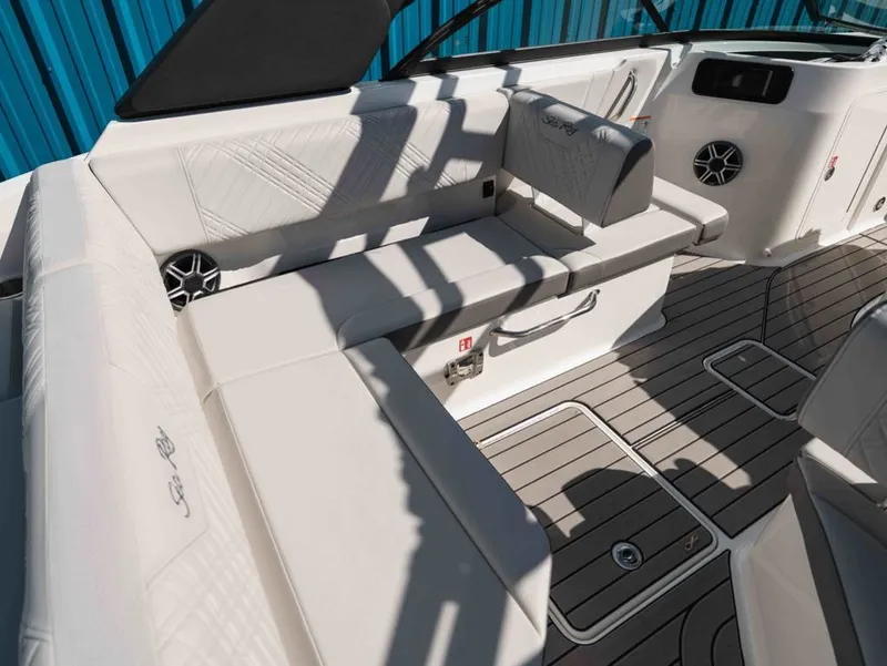 Slide: The Image of Sea Ray SDX 230 2026 - 7