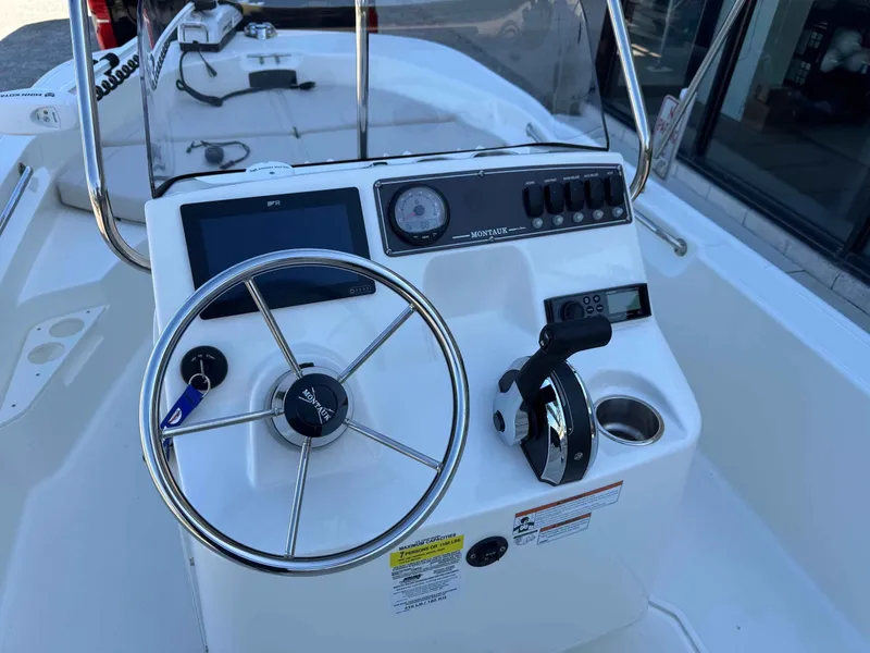 Slide: The Image of Boston Whaler 170 Montauk 2022 - 12