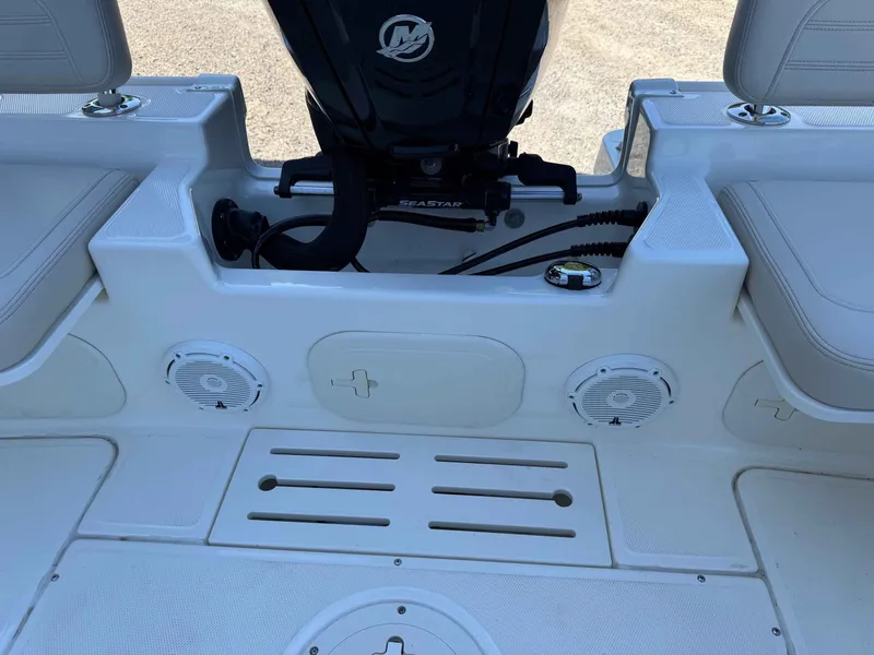 Slide: The Image of Boston Whaler 170 Montauk 2022 - 14