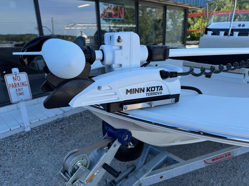 Slide: The Image of Boston Whaler 170 Montauk 2022 - 17