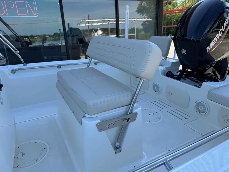 Slide: The Image of Boston Whaler 170 Montauk 2022 - 7