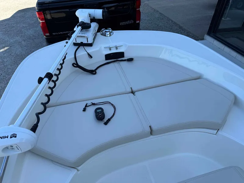 Slide: The Image of Boston Whaler 170 Montauk 2022 - 9