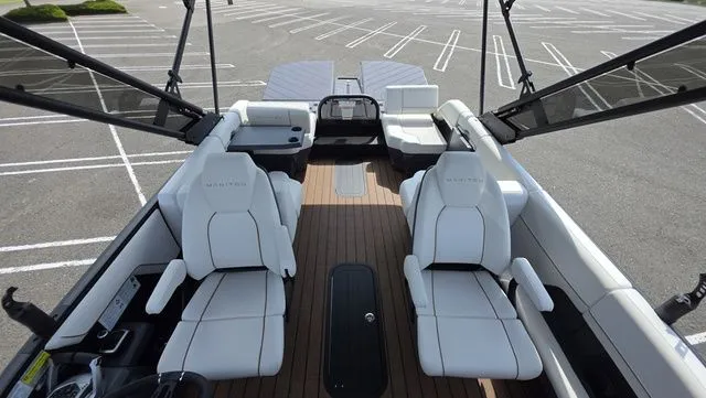Slide: The Image of Manitou 26 Explore 6' Max Deck With Dual 150Hp Motors 2025 - 24
