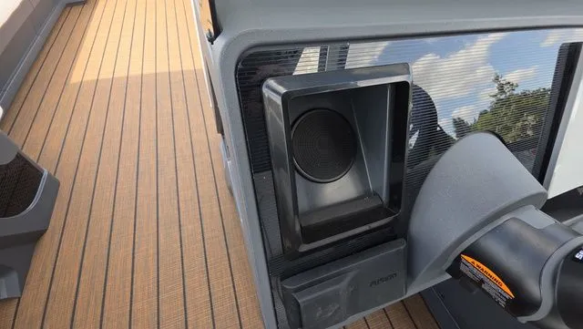 Slide: The Image of Manitou 26 Explore 6' Max Deck With Dual 150Hp Motors 2025 - 28