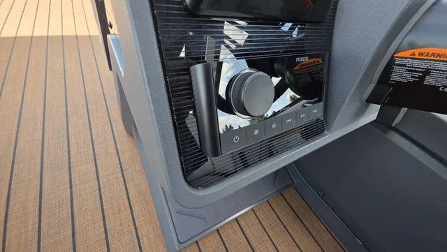 Slide: The Image of Manitou 26 Explore 6' Max Deck With Dual 150Hp Motors 2025 - 39