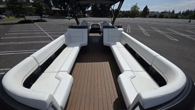 Slide: The Image of Manitou 26 Explore 6' Max Deck With Dual 150Hp Motors 2025 - 43