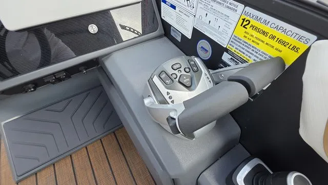 Slide: The Image of Manitou 26 Explore 6' Max Deck With Dual 150Hp Motors 2025 - 44