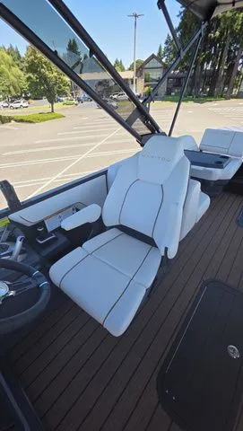 Slide: The Image of Manitou 26 Explore 6' Max Deck With Dual 150Hp Motors 2025 - 97