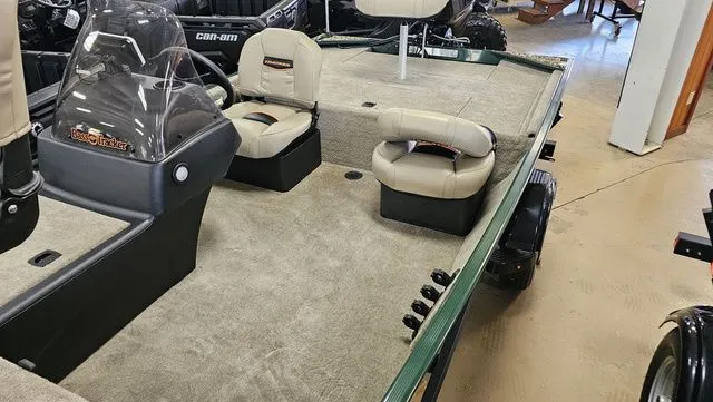 Slide: The Image of Tracker Bass Tracker Classic Limited 2026 - 15