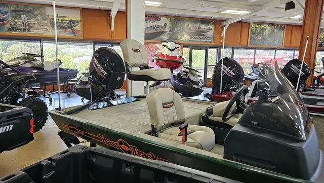 Slide: The Image of Tracker Bass Tracker Classic Limited 2026 - 18