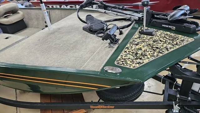 Slide: The Image of Tracker Bass Tracker Classic Limited 2026 - 21