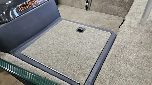 Slide: The Image of Tracker Bass Tracker Classic Limited 2026 - 3