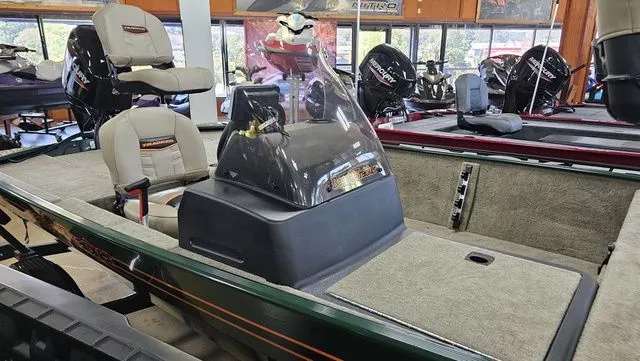 Slide: The Image of Tracker Bass Tracker Classic Limited 2026 - 4