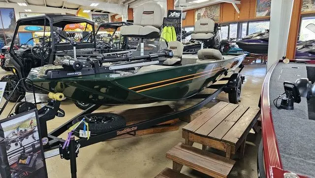 Slide: The Image of Tracker Bass Tracker Classic Limited 2026 - 7