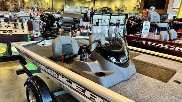 Slide: The Image of Tracker Pro 170 2026 - 3