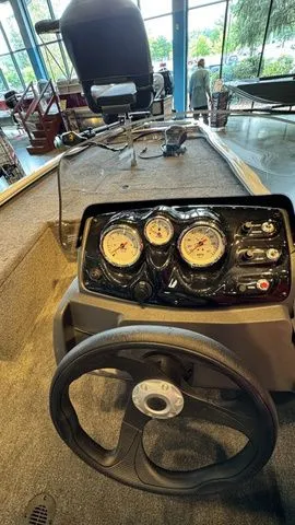 Slide: The Image of Tracker Pro 170 2026 - 9