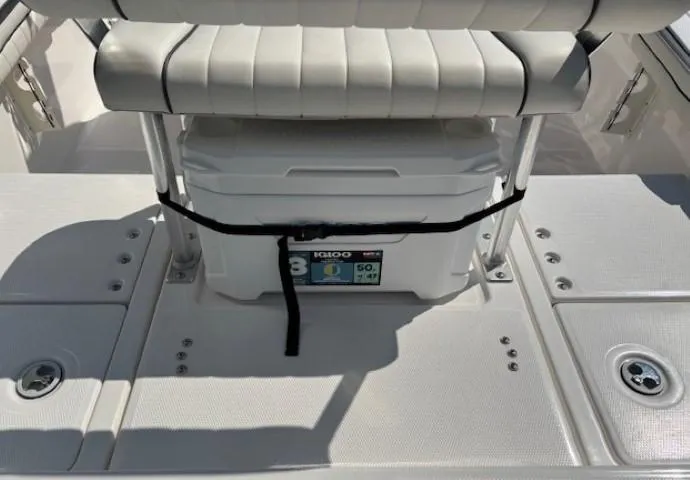 Slide: The Image of 2017 Yamaha Boats 190 FSH Deluxe with cooler under cushioned seat. - 29