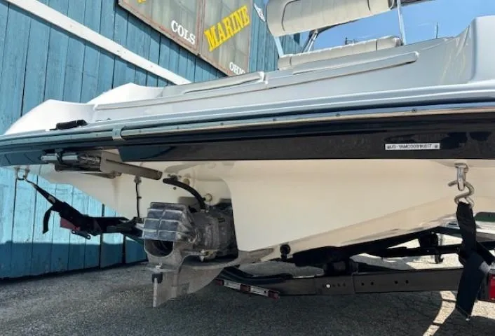 Slide: The Image of 2017 Yamaha Boats 190 FSH Deluxe, rear view, on trailer near blue building. - 5