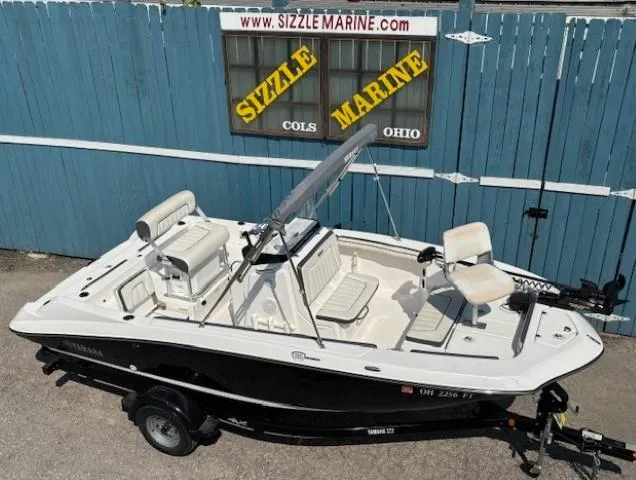 Slide: The Image of 2017 Yamaha Boats 190 FSH Deluxe displayed at Sizzle Marine, Columbus, Ohio. - 6